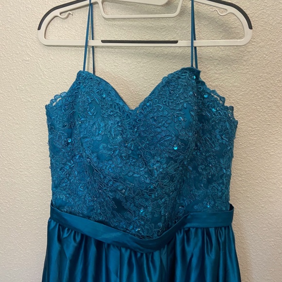 Women's Lace Prom Dresses Long Satin Slit Formal Evening Gowns with Pockets - Picture 4 of 4